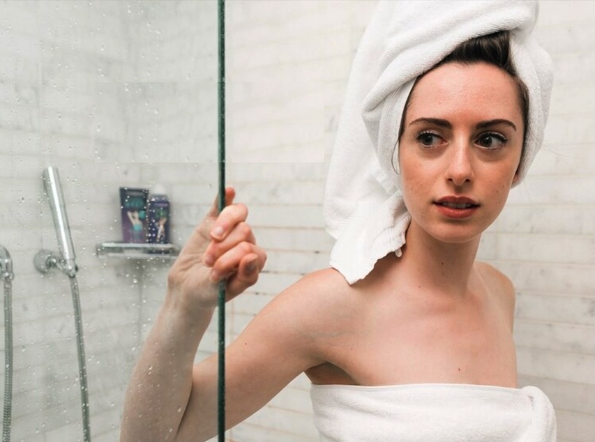 Side-by-side comparison of filtered soft water and hard water effects on hair, highlighting benefits like improved shine, manageability, and scalp health.